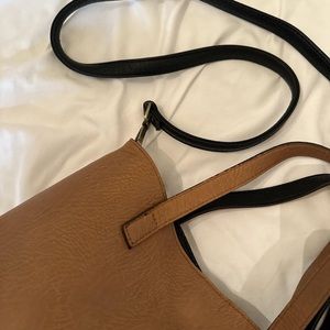 Cute Reversible black and tan leather bag! <3 
Magnet to close and open bag